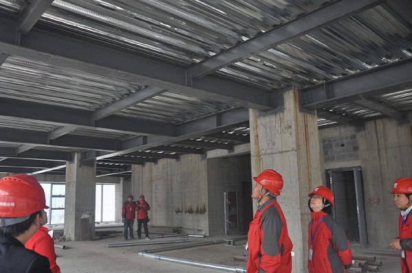 鋼結(jié)構(gòu)和混凝土建筑，對(duì)比一下就知道哪個(gè)適合建廠房